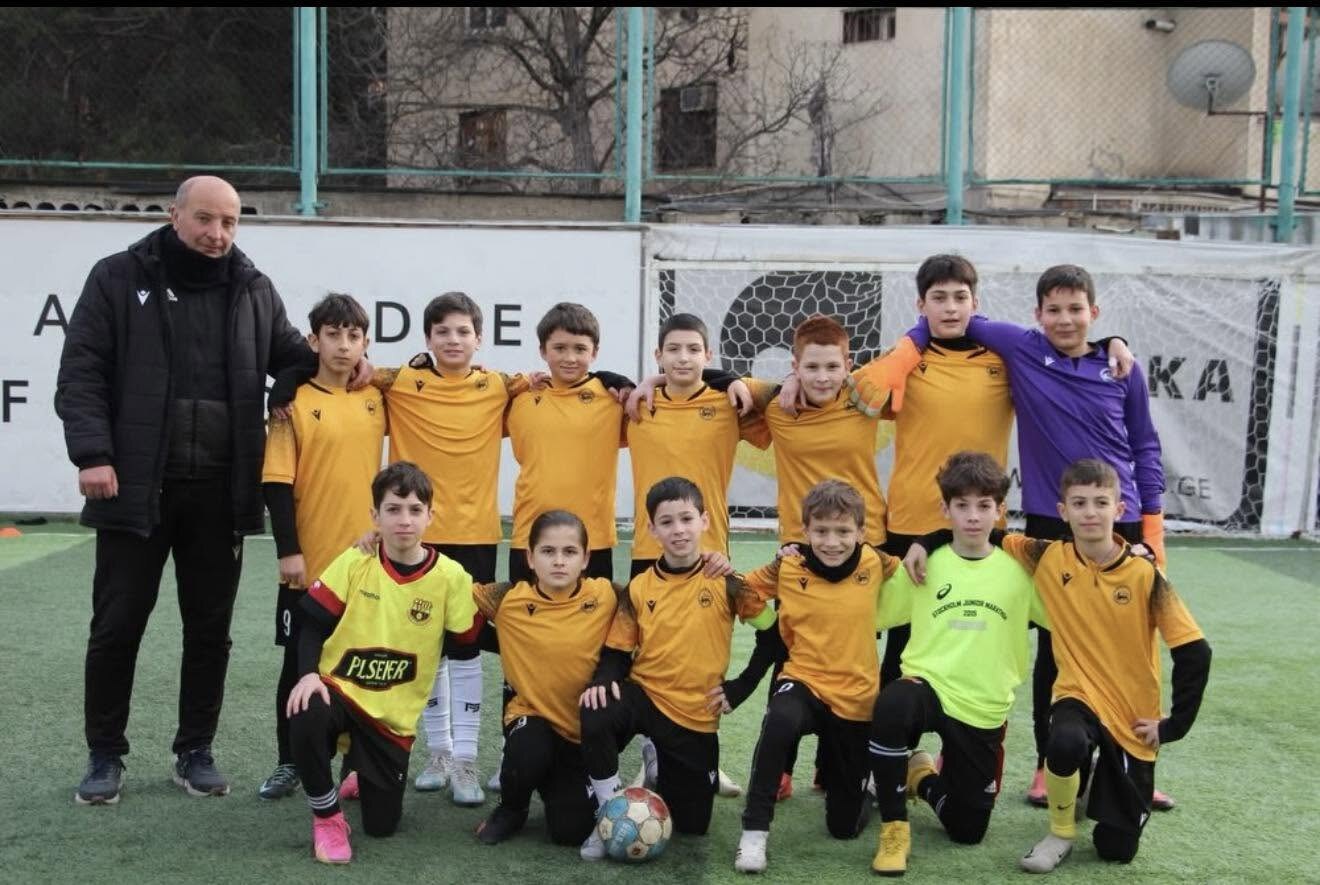 Sandro Abesadze with his Avaza teammates and coach